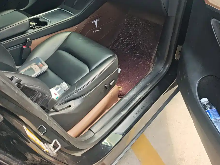 Tesla Model Y — миниатюра 8