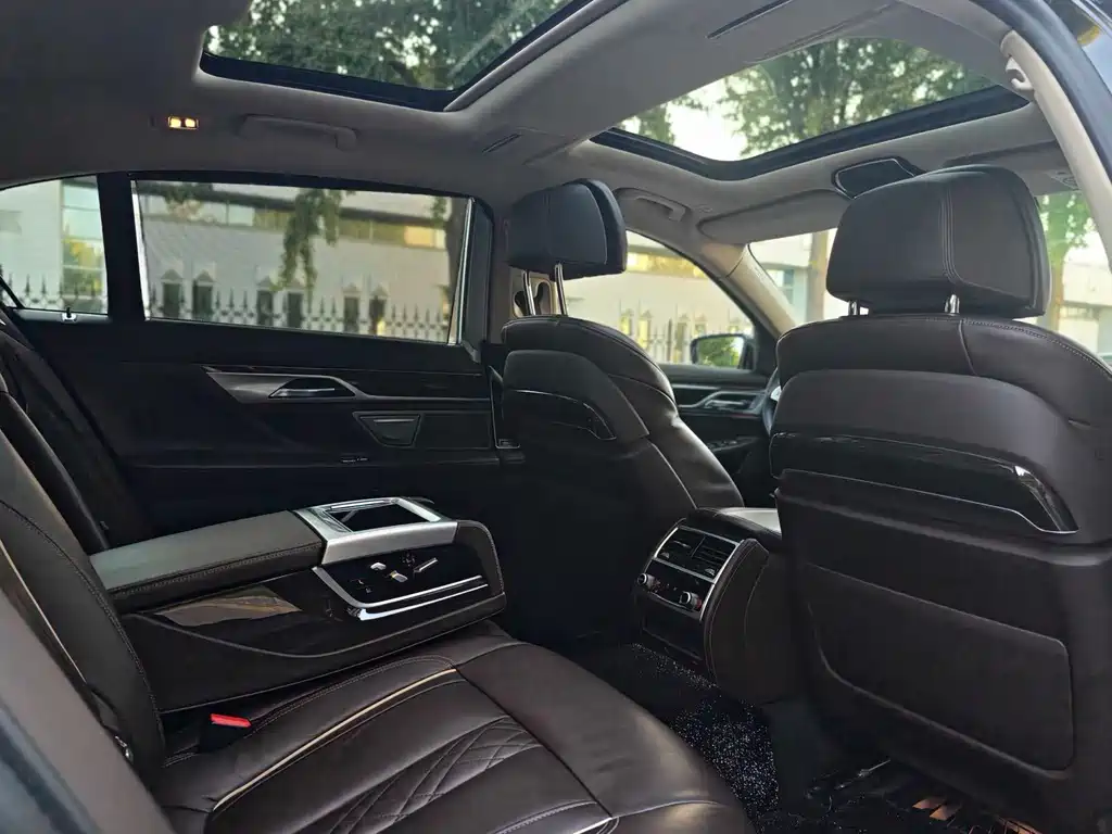 BMW 7 Series — миниатюра 27