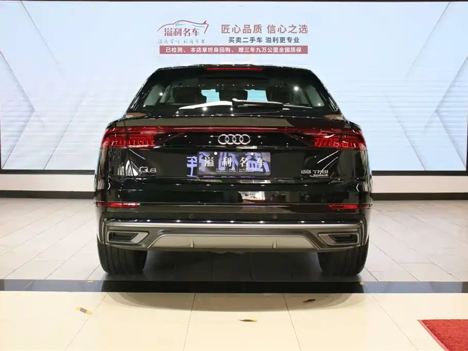 AUDI  Q8