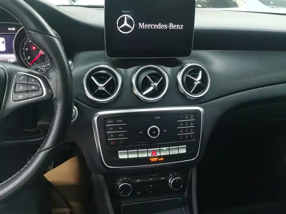 MERCEDES-BENZ GLA