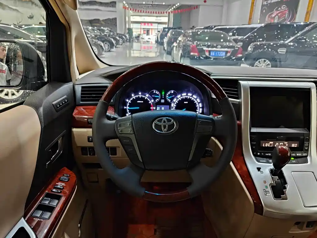 Toyota Alphard 2011 2.4L Luxury