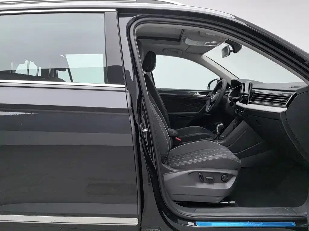 Volkswagen Tiguan L — миниатюра 23