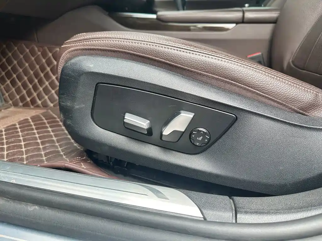 BMW 7 Series — миниатюра 12