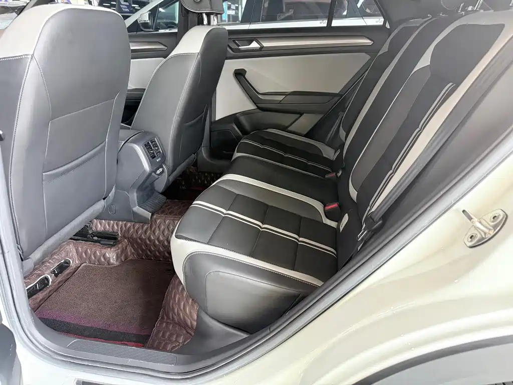 Volkswagen T-Roc - фото 11