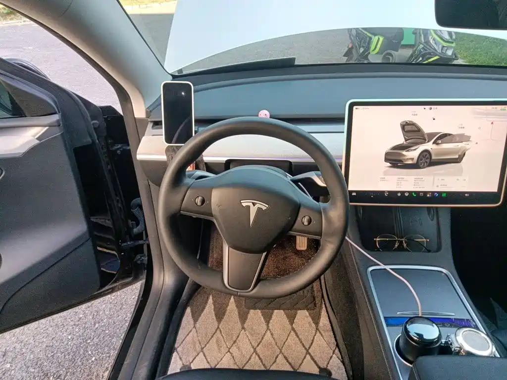 Tesla Model Y — миниатюра 6