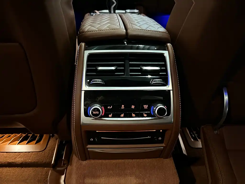 BMW 7 Series — миниатюра 11