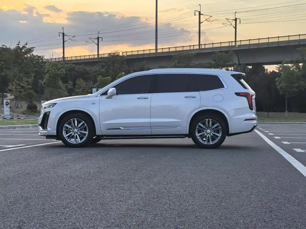 CADILLAC XT6