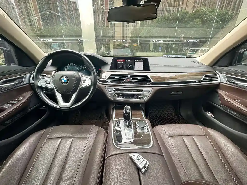 BMW 7 Series — миниатюра 8