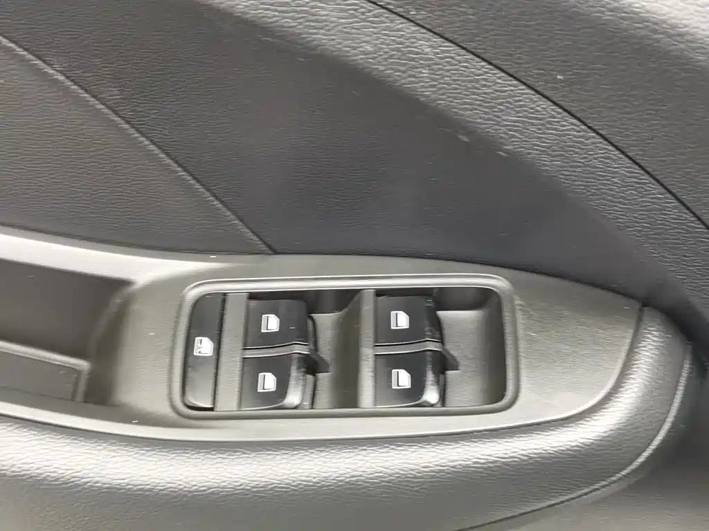 Roewe RX3 — миниатюра 9