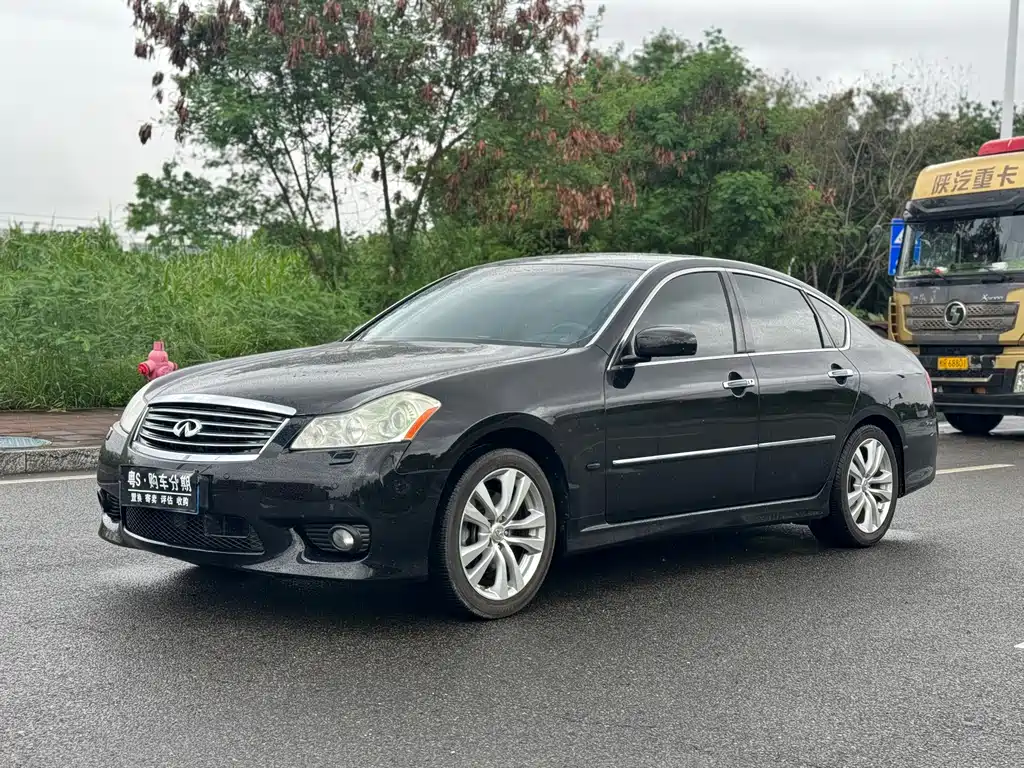 Infiniti M