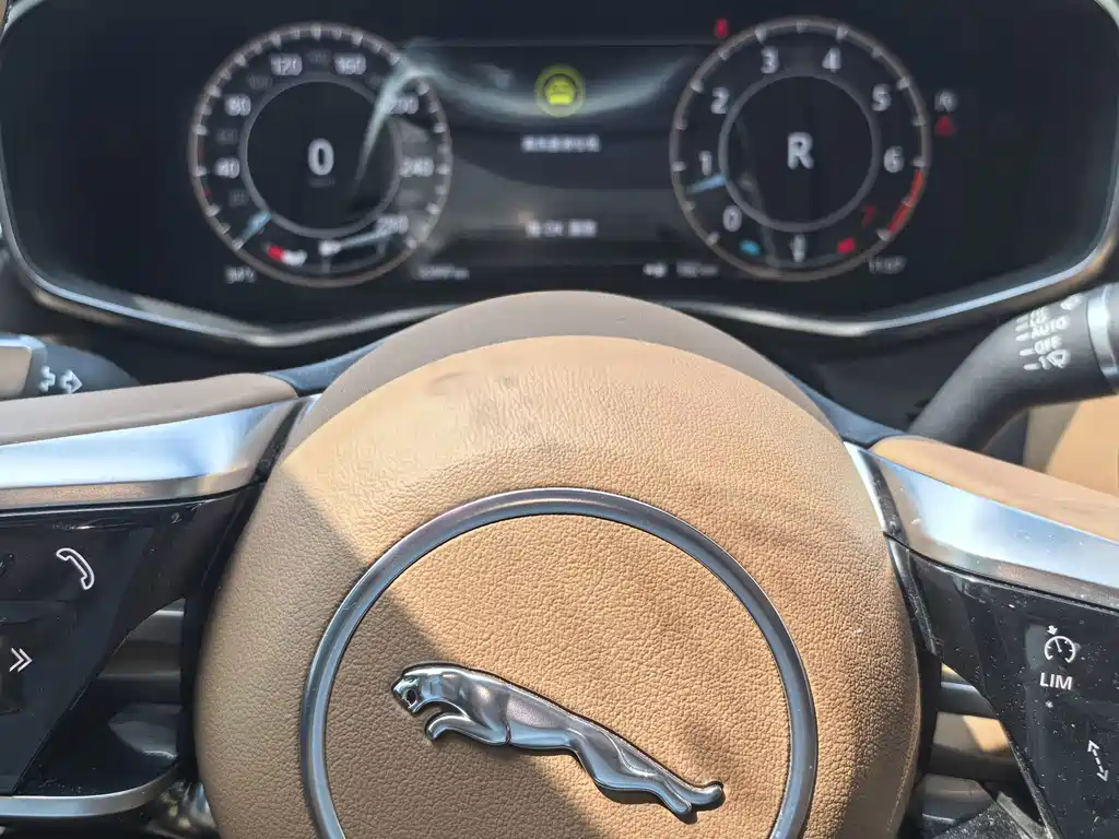 Jaguar XFL — миниатюра 3