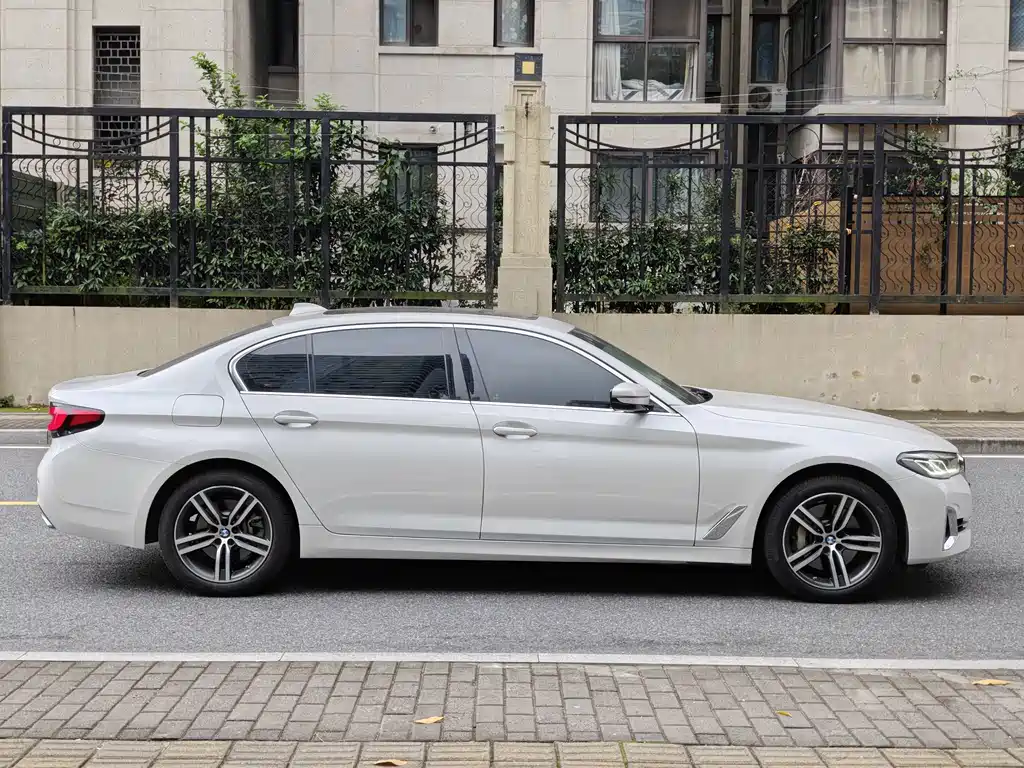 BMW 5 Series — миниатюра 7