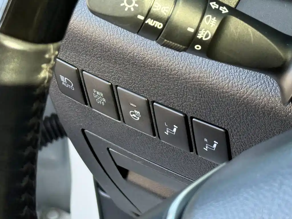 Toyota Alphard — миниатюра 15