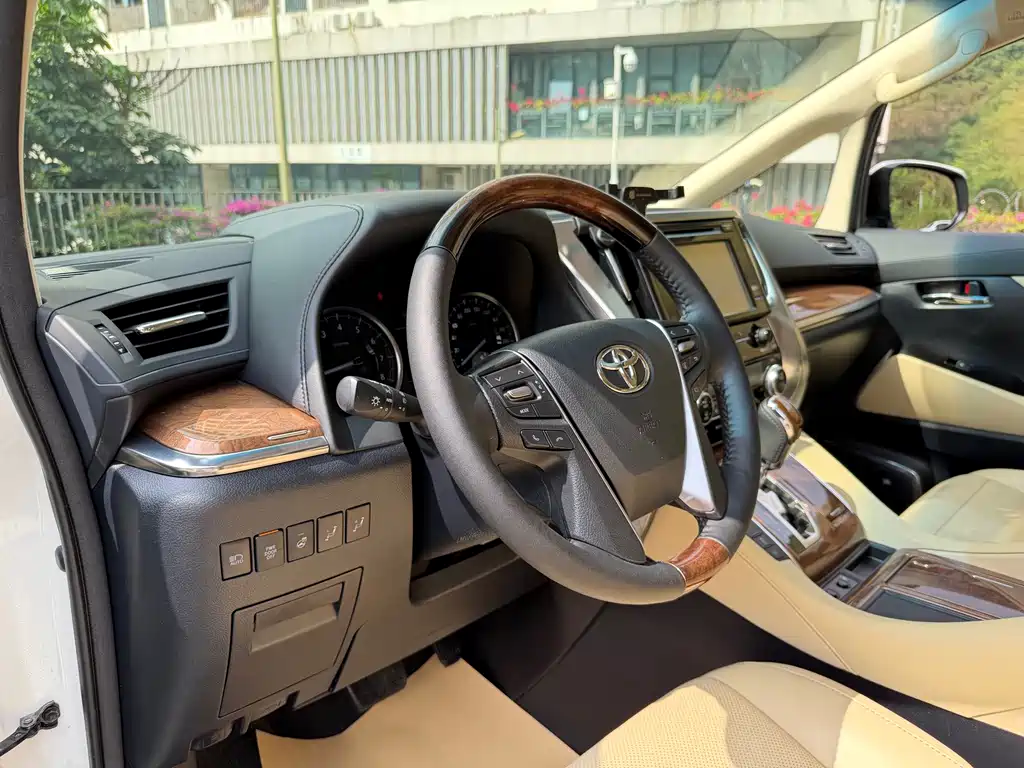 Toyota Alphard — миниатюра 6