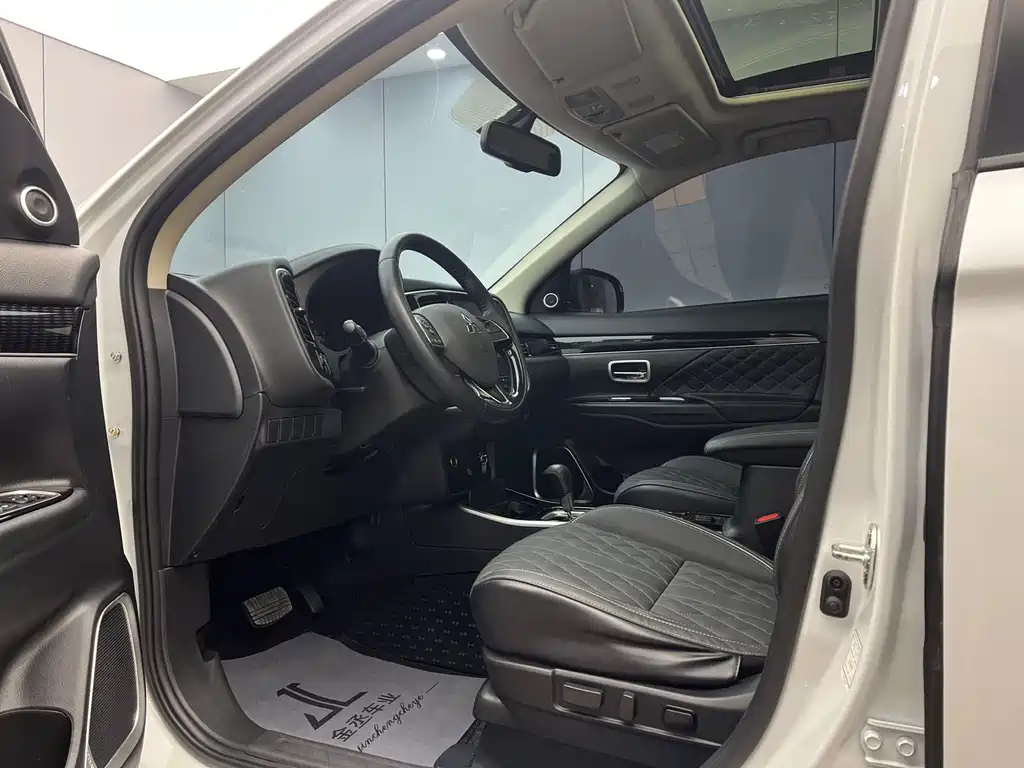 MITSUBISHI OUTLANDER