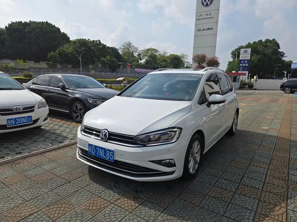 Volkswagen Golf ·