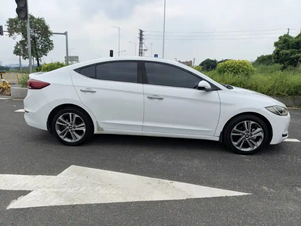 Hyundai Elantra — миниатюра 12