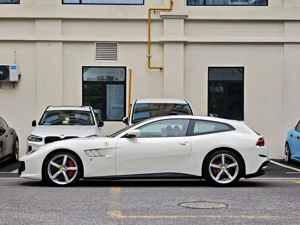 Ferrari GTC4Lusso 2017 3.9T V8