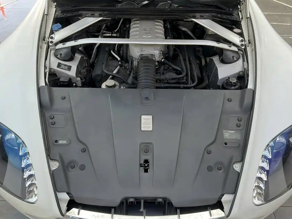 Aston Martin V8 Vantage — миниатюра 11
