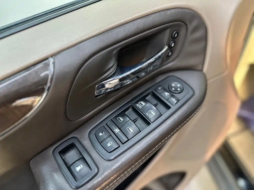 Chrysler Grand Voyager (Import) 3.6L Luxury Edition, фото 6
