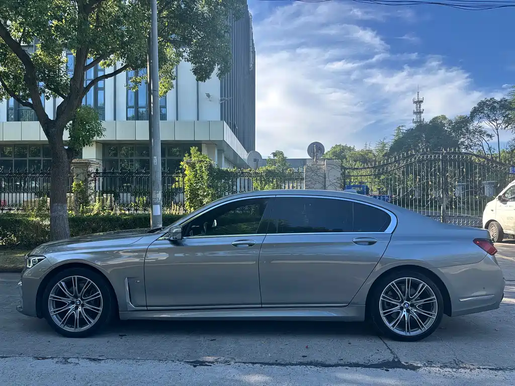 BMW 7 Series — миниатюра 6