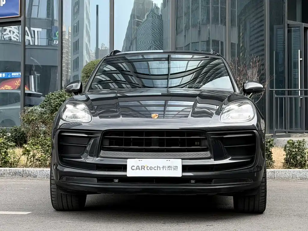 PORSCHE MACAN