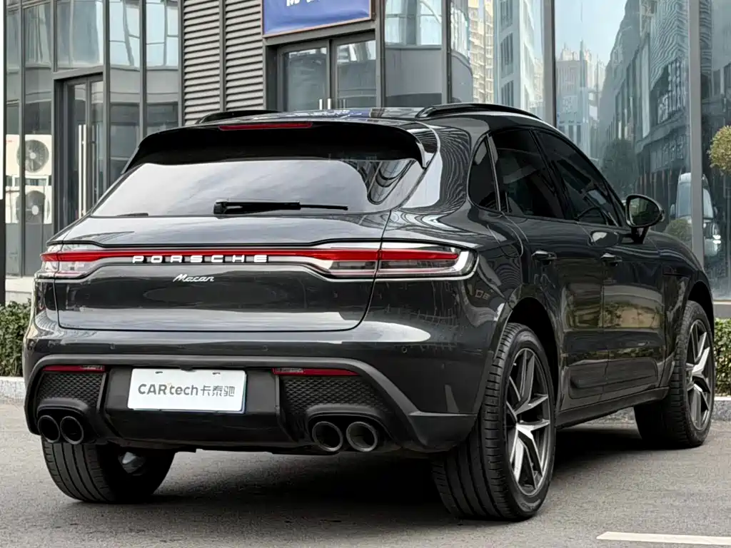 PORSCHE MACAN