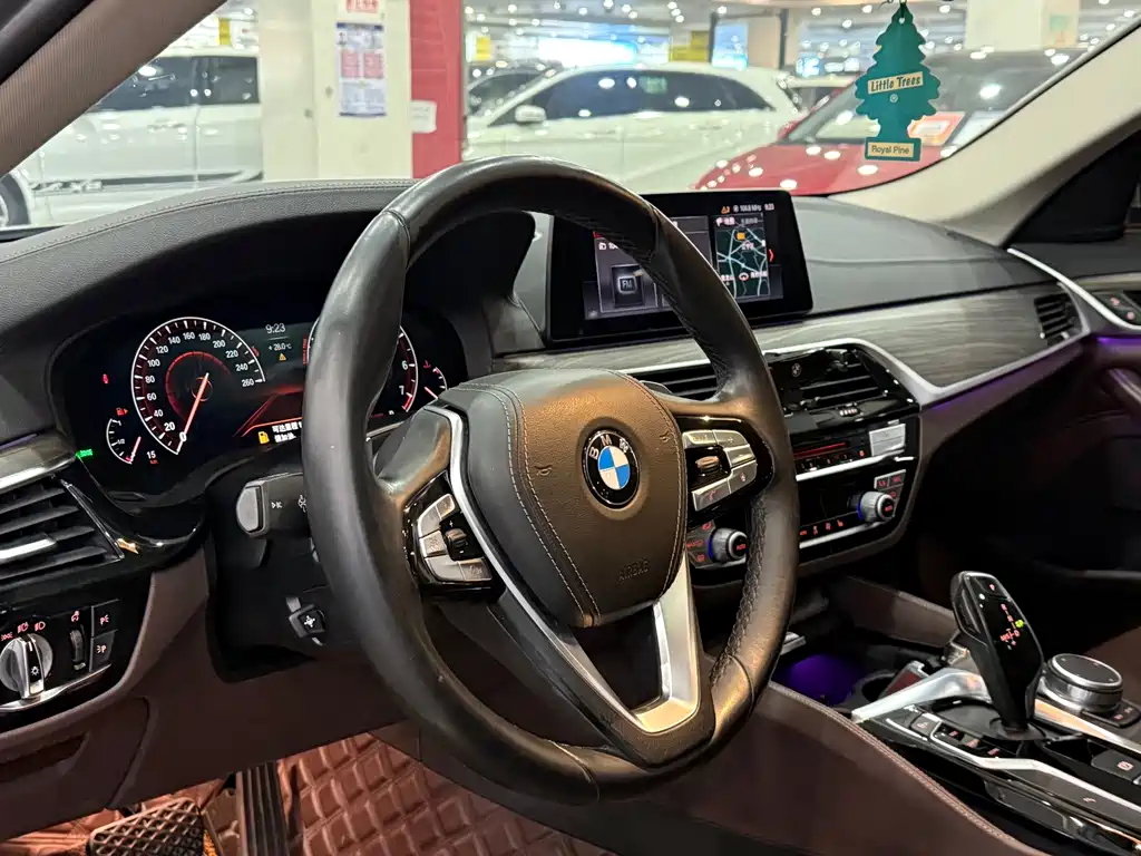 BMW 5 Series — миниатюра 8