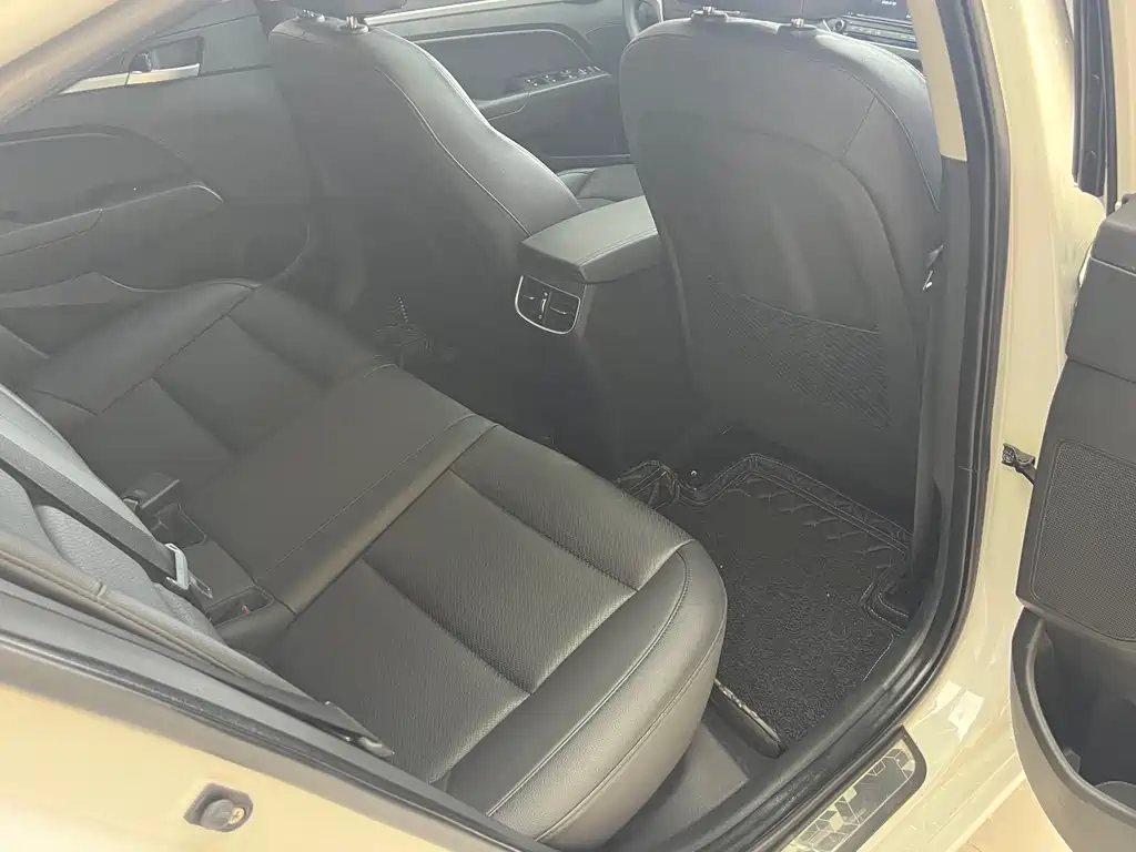 Hyundai Elantra 2016 1.6L AT Luxury