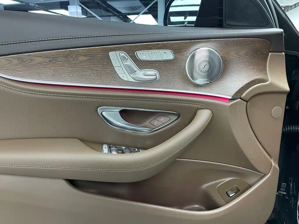 Mercedes-Benz E-Class — миниатюра 7