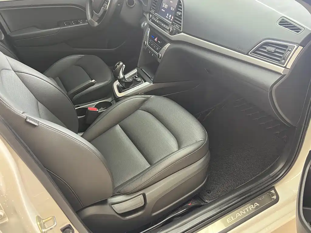 Hyundai Elantra 2016 1.6L AT Luxury