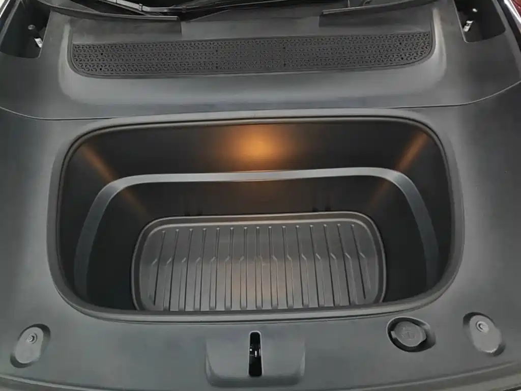 Tesla Model Y — миниатюра 20