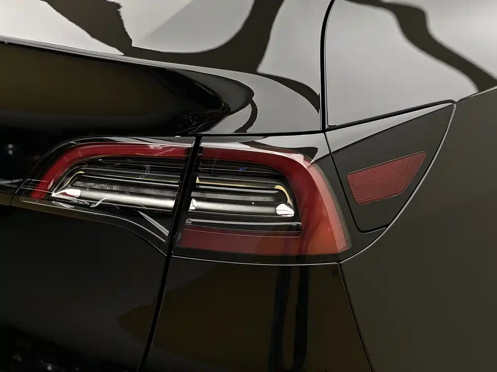 Tesla Model Y — миниатюра 22