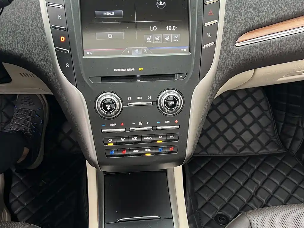 Lincoln MKC — миниатюра 24