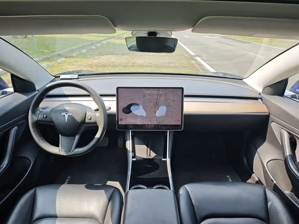 Tesla Model 3 — миниатюра 18