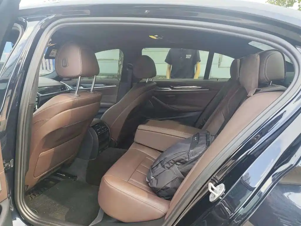 BMW 5 Series — миниатюра 9