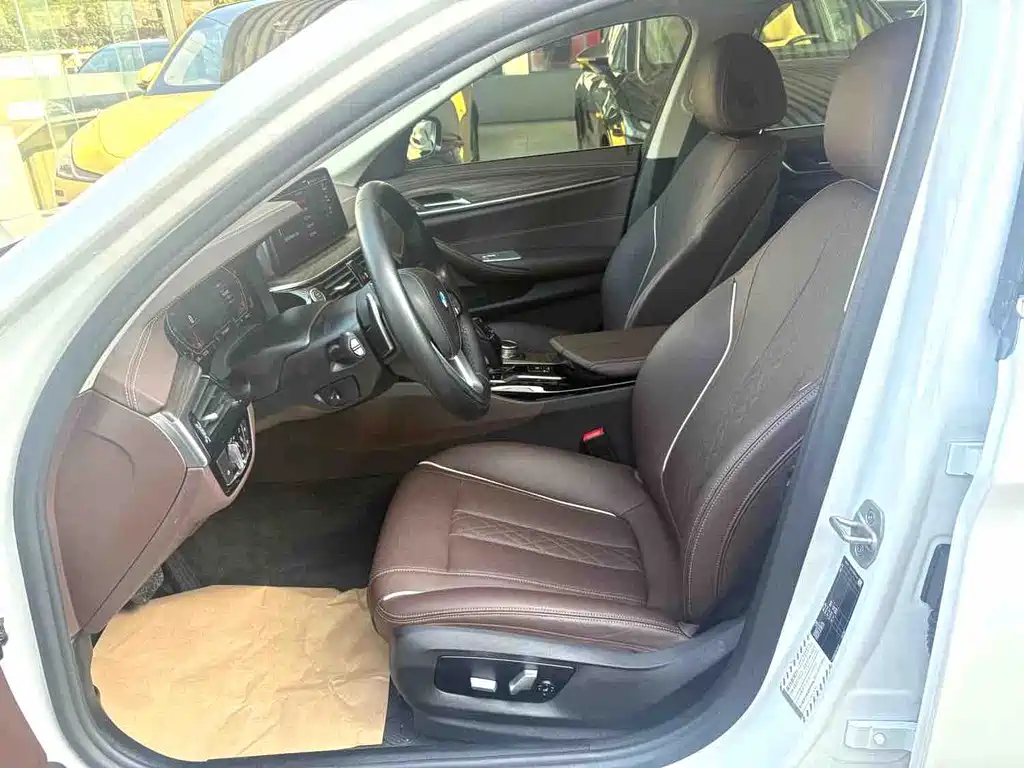 BMW 5 Series — миниатюра 9