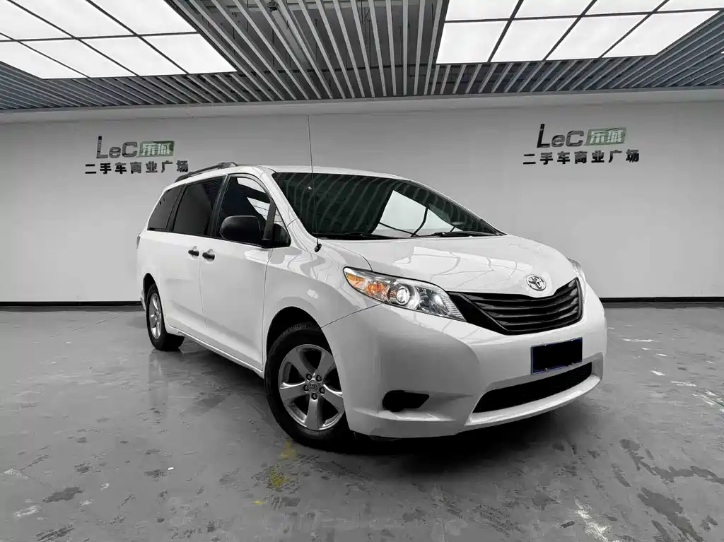 Toyota Sienna — миниатюра 3