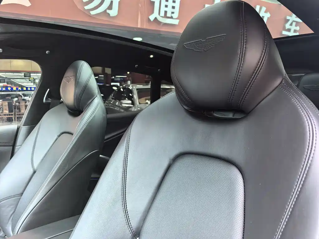 Aston Martin DBX — миниатюра 10