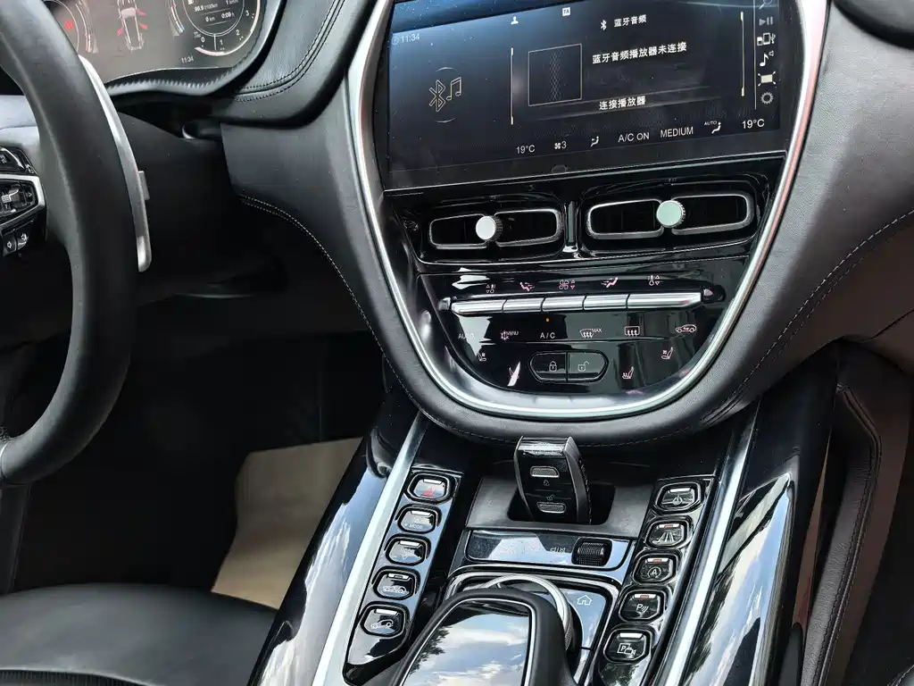 Aston Martin DBX — миниатюра 20