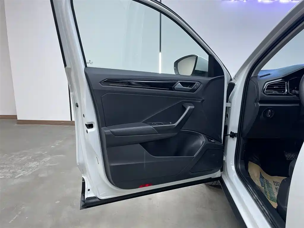 VOLKSWAGEN T ROC EXPLORING SONGS