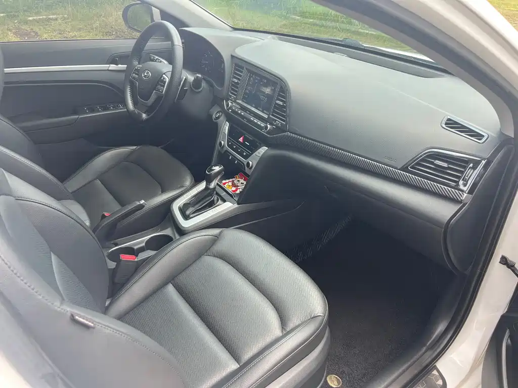 Hyundai Elantra — миниатюра 10