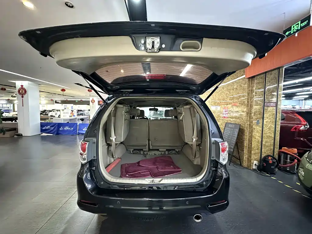 Toyota Fortuner — миниатюра 8