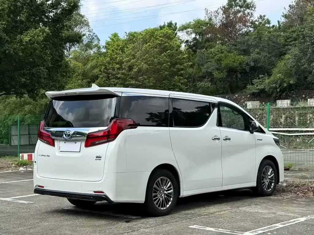 Toyota Alphard — миниатюра 12