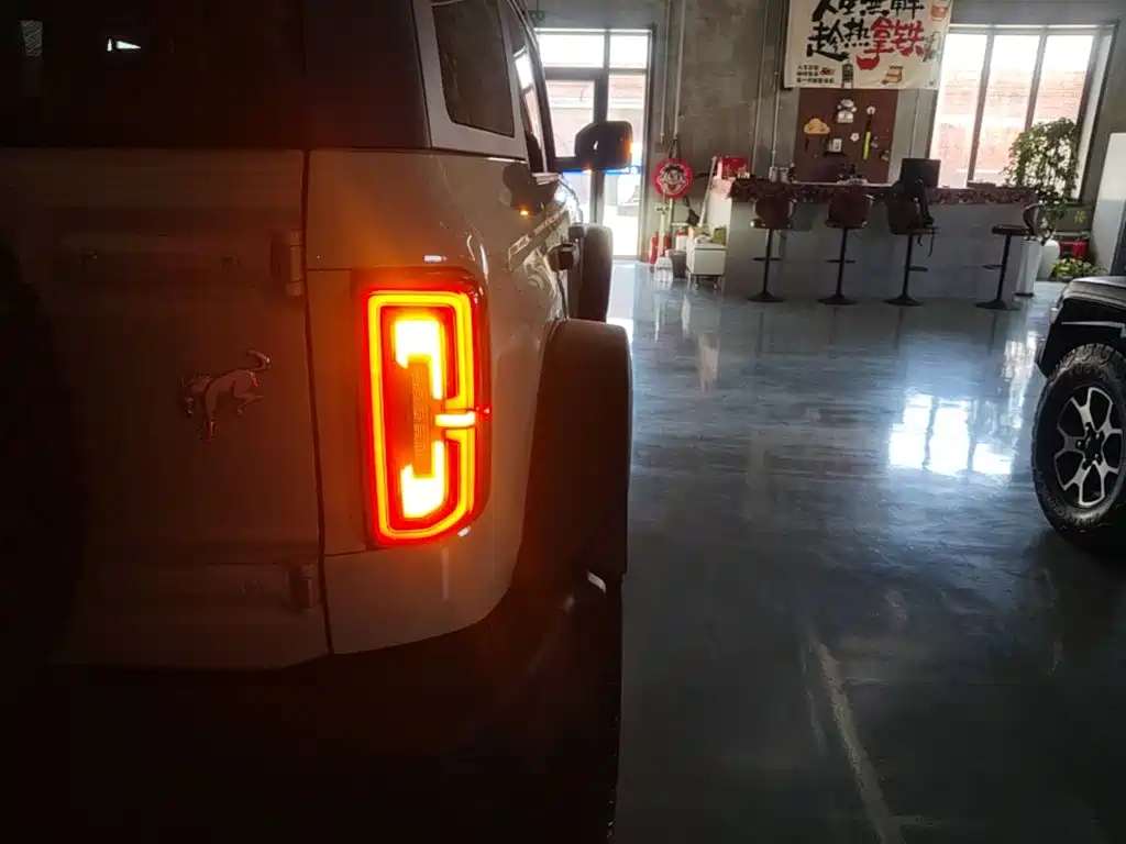 Ford Bronco — миниатюра 8