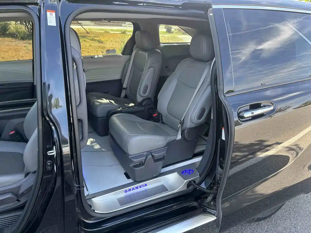 Toyota Granvia — миниатюра 4