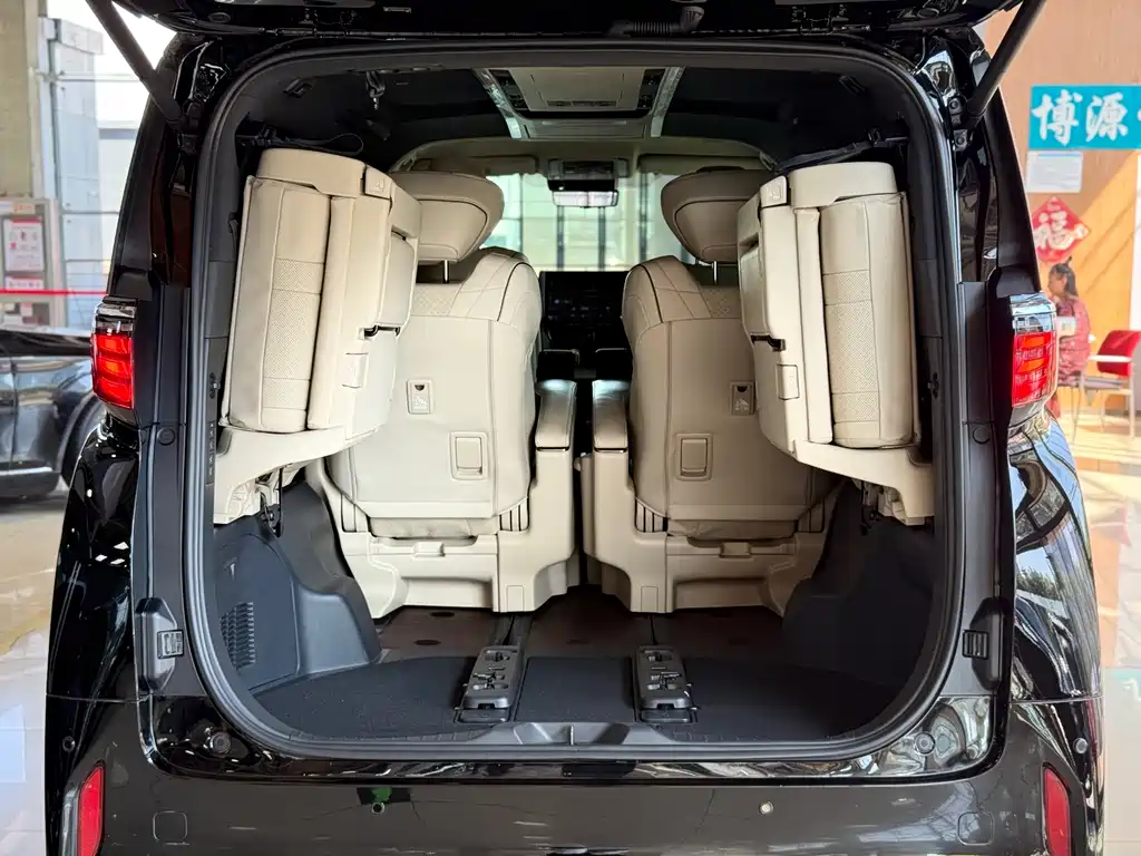 Toyota Alphard — миниатюра 24
