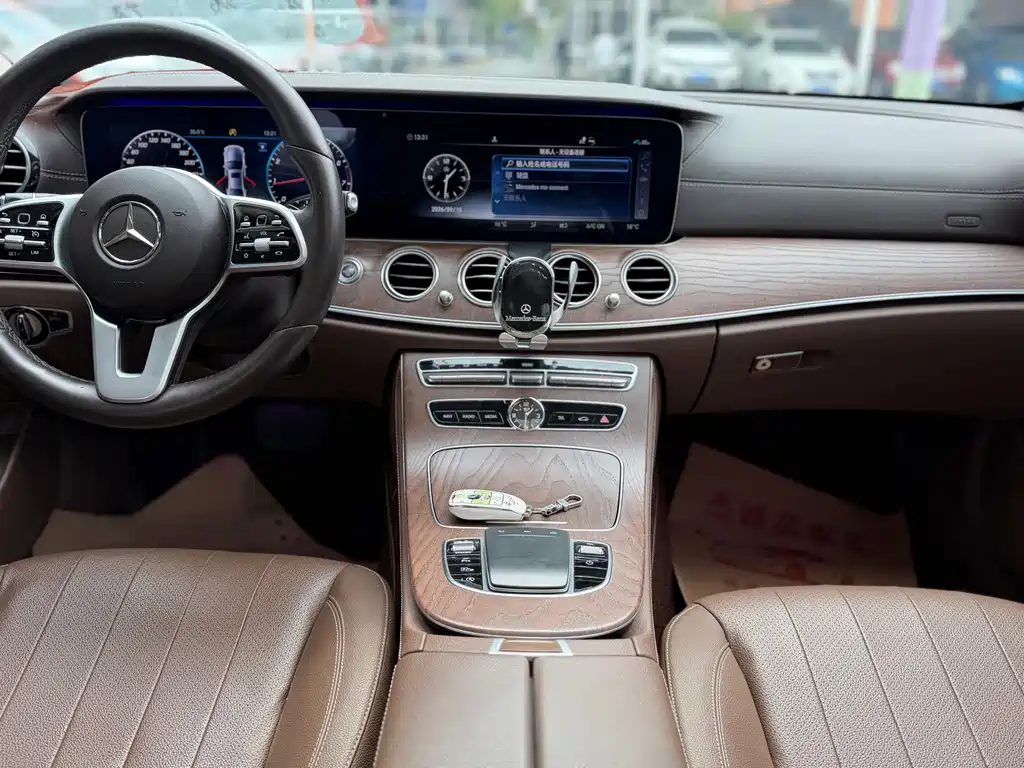 Mercedes-Benz E-Class — миниатюра 9