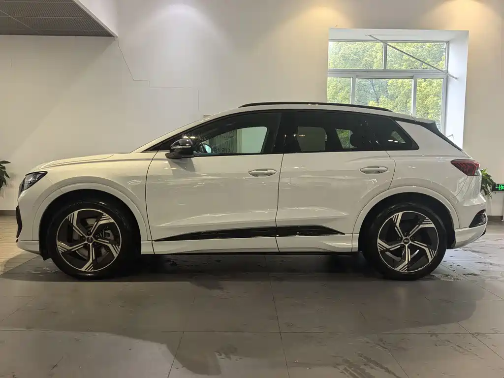 AUDI Q4 E TRON