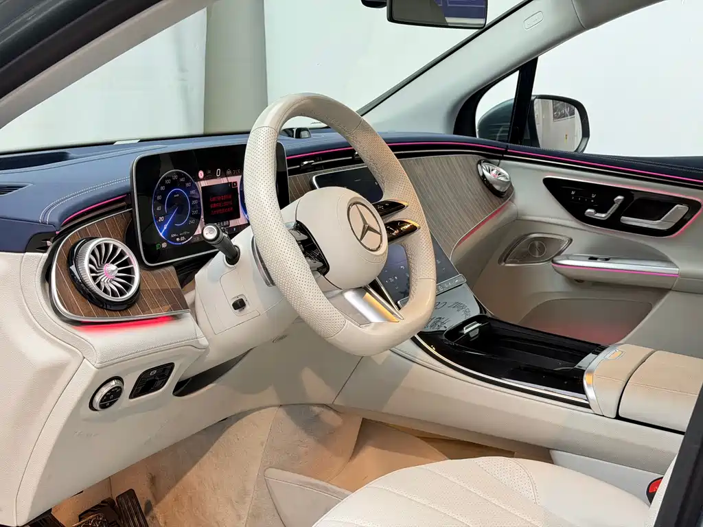 Mercedes-Benz EQE SUV — миниатюра 14